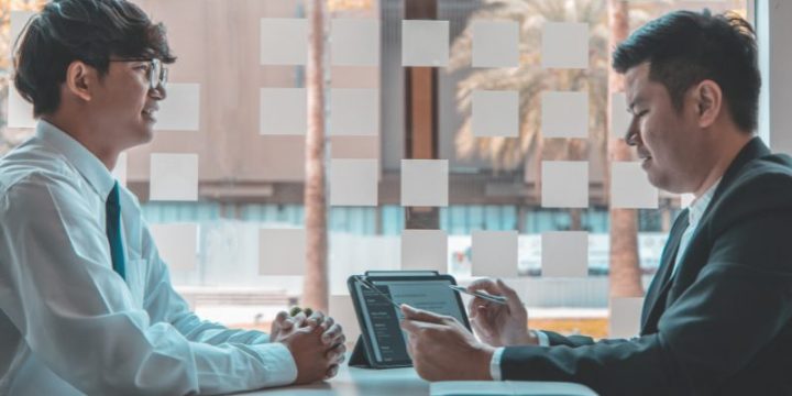 転職フェアで相談する30代男性