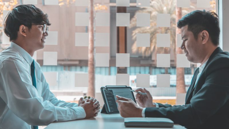 転職フェアで相談する30代男性