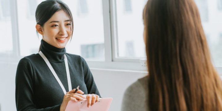 採用面接を行う20代の女性採用担当者