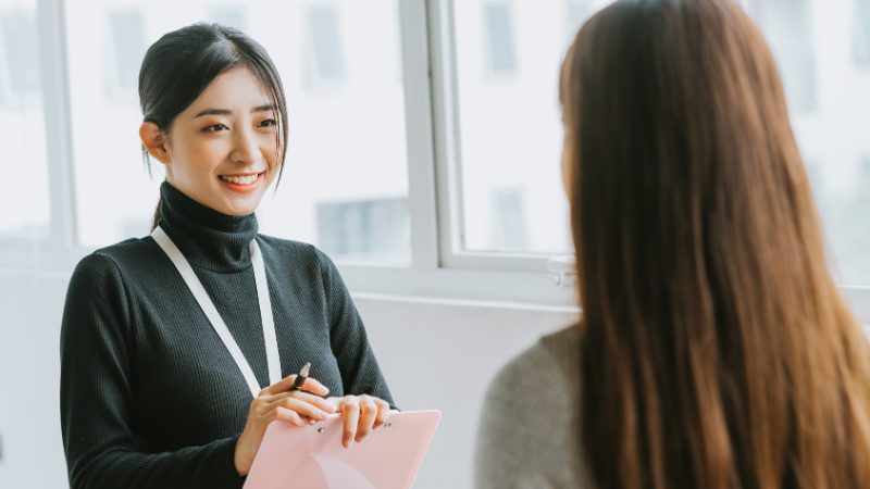 採用面接を行う20代の女性採用担当者