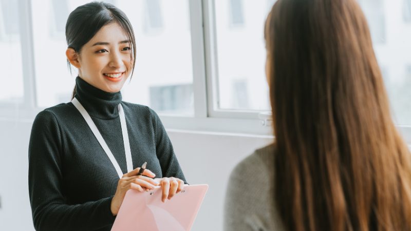 採用面接をする20代の女性採用担当者