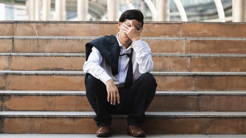 採用を失敗し落ち込む30代男性の人事担当者