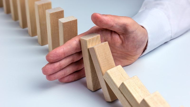 失敗を防ぐ男性の右手