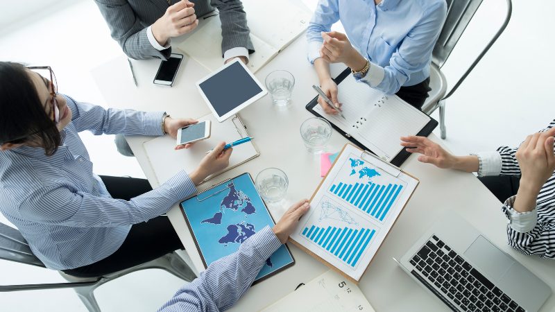 中小企業で活躍するスタッフのミーティング風景