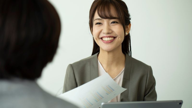 笑顔で面接を行う20代女性採用担当者