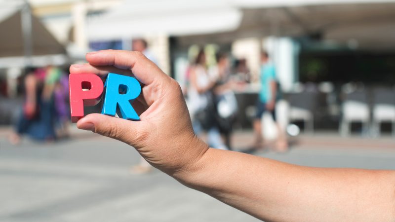 企業の採用担当者がPRを表現する様子